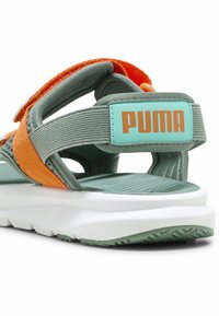 Puma EVOLVE BADE - Pohodni sandali - green moon orange glo aquatic