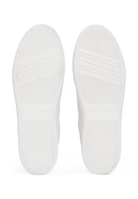 Hvite gummisåler med teksturerte grep-mønstre og merkevarelogo. Sålene har horisontale og vertikale striper for bedre grep.