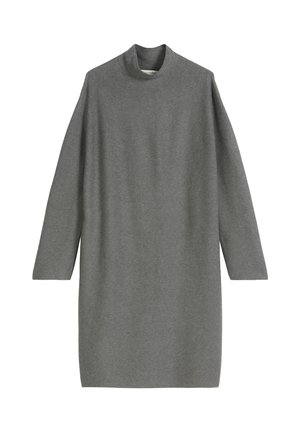 Szara sukienka swetrowa z wysokim kołnierzem, długimi rękawami i luźnym krojem. Wykonana z miękkiej, teksturowanej tkaniny. Minimalistyczny design bez wzorów.