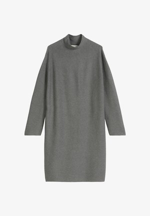 Szara sukienka swetrowa z wysokim kołnierzem, długimi rękawami i luźnym krojem. Wykonana z miękkiej, teksturowanej tkaniny. Minimalistyczny design bez wzorów.