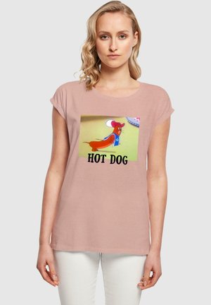 Hellrosa T-Shirt mit kurzen Ärmeln, das ein Cartoon-Hotdog-Design und den Text "HOT DOG" in fetter schwarzer Schrift zeigt. Weicher Stoff.