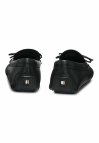 Czarne skórzane loafersy o gładkim wykończeniu, zaokrąglonym kształcie i akcentach sznurowania. Posiadają logo BOSS oraz kontrastowy detal w obszarze pięty.