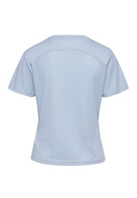 T-shirt bleu clair à manches courtes avec un col rond, texture lisse et ourlet légèrement arrondi. Présente des détails de couture subtils au niveau des épaules.