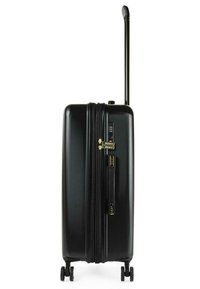 Maleta rígida negra con superficie texturizada, dobles cremalleras, detalles en dorado, asa telescópica y cuatro ruedas para mayor estabilidad.