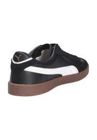 Sorte lædersneakers med hvide detaljer og et guld-logo, der har en tekstureret overflade og en brun gummisål. Bagsiden viser en polstret krave.