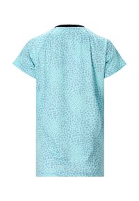 Kortärmad blus i ljusblått tyg med ett strukturerat djurmönster. Har svart kant vid halsringningen.