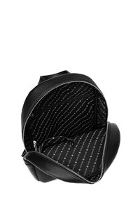 Schwarzer Leder-Rucksack mit glatter Textur und runder Form. Das Innere weist ein sich wiederholendes Logo-Muster auf einem dunklen Hintergrund auf. Mit Reißverschluss.