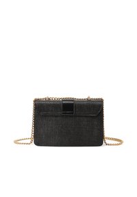 Borsa nera con texture, di forma rettangolare, con un flap in pelle nera e una tracolla d'oro. Design semplice e funzionale.