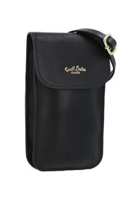 Schwarze Ledertasche mit Klappenverschluss, ausgestattet mit einem goldgeprägten Logo. Verstellbarer Riemen und glatte Textur. Kompaktes Design für die Aufbewahrung von Essentials.