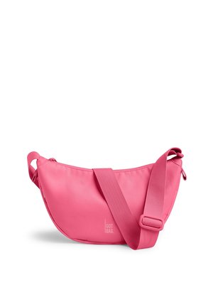 Borsa a tracolla rosa a forma di mezzaluna con tracolla regolabile e chiusura con cerniera, con piccolo logo "GOT BAG" sul davanti.