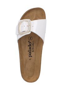 Sandalo scivoloso bianco in patent con una grande fibbia decorativa. La soletta è marrone, simile al suede, con il marchio stampato.