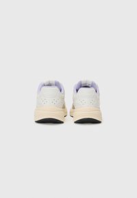 Sneaker a rete grigio chiaro con accenti di lavanda morbida, caratterizzati da un collo imbottito e una suola in gomma per trazione e supporto.