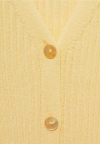 Gelber Cardigan mit Rippstruktur, V-Ausschnitt und einem einzelnen runden, hellen Knopf vorne. Weiche Textur.