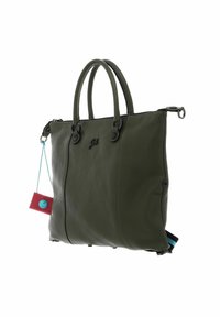 Sac fourre-tout en cuir vert olive avec fermeture éclair, anses doubles et un charm amovible en rouge et bleu. Surface texturée avec des coutures visible.
