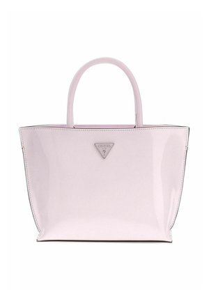 Sac à main rose clair brillant avec double poignée et plaque logo GUESS triangulaire centrée près du haut à l'avant.