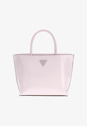 Sac à main rose clair brillant avec double poignée et plaque logo GUESS triangulaire centrée près du haut à l'avant.