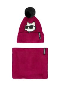 Berretto di maglia rosa scuro con pompon nero e patch di un gatto con occhiali da sole, abbinato a un caldo collettore per il collo di maglia rosa scuro.