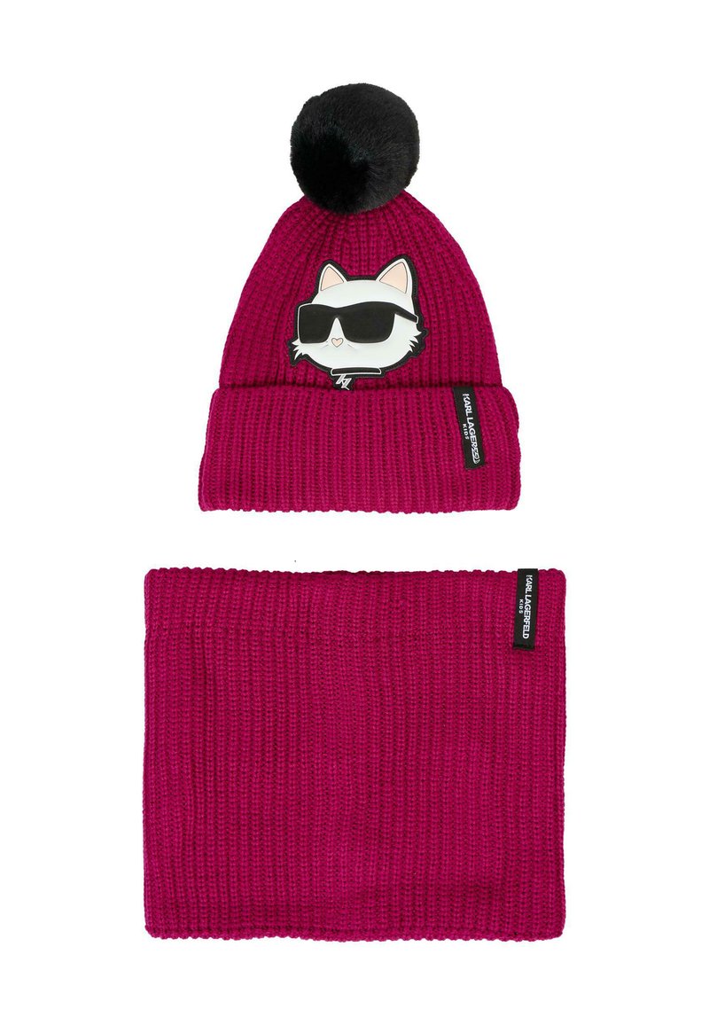 Berretto di maglia rosa scuro con pompon nero e patch di un gatto con occhiali da sole, abbinato a un caldo collettore per il collo di maglia rosa scuro.