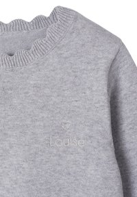 Grauer Strickpullover mit einem gewellten Ausschnitt, gesticktem "Louise"-Logo und weichem Material.