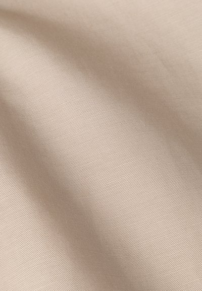 Beige stof met een gladde, matte textuur en een fijne, gelijkmatige weving. Geen zichtbare patronen of accenten. Zacht en buigzaam uiterlijk.