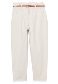 Pantalon en coton couleur crème avec une coupe décontractée, doté de poches latérales et d'une ceinture en cuir marron avec une boucle argentée.