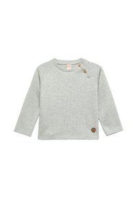 Camisa de manga larga gris claro con tejido texturizado, mangas raglán y un detalle de botón de madera cerca del cuello. Presenta un pequeño emblema de la marca.