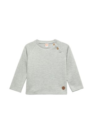 Camisa de manga larga gris claro con tejido texturizado, mangas raglán y un detalle de botón de madera cerca del cuello. Presenta un pequeño emblema de la marca.