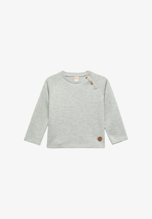 Camisa de manga larga gris claro con tejido texturizado, mangas raglán y un detalle de botón de madera cerca del cuello. Presenta un pequeño emblema de la marca.
