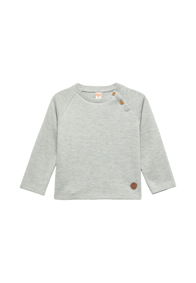 Camisa de manga larga gris claro con tejido texturizado, mangas raglán y un detalle de botón de madera cerca del cuello. Presenta un pequeño emblema de la marca.