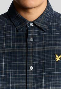 Lyle & Scott CHECKED  - Vapaa-ajan kauluspaita - dark navy/ tree green