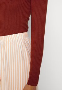 JDY Tall JDYPLUM YSLA O NECK - Jumper - brown