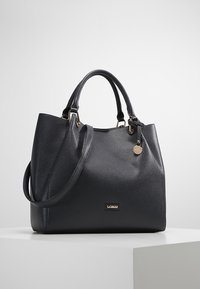 Svart texturerad väska i konstläder, med dubbla handtag, hardware i guldton och en dekorativ tag.