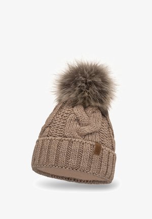 Gorro de punto beige con un gran pompón de piel sintética marrón en la parte superior, que presenta un diseño de trenzas texturizadas y un puño acanalado.