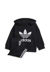 Set sportivo nero composto da una felpa con cappuccio con un grande logo bianco Adidas e pantaloni della tuta abbinati con strisce laterali bianche.