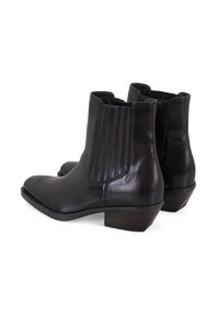 Zwarte leren enkelboots met een gladde textuur, elastische zijpanelen en een lage gestapelde hak. Rondneusontwerp met minimale versieringen.