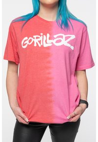 Paradiso Clothing GORILLAZ TWO TONE BRUSH DYE WASH - Print T-shirt - red