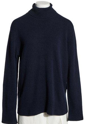 Granatowy sweter z golfem z długim rękawem, ze ściągaczami na mankietach, dole i kołnierzu, przedstawiony na białym torsie manekina.