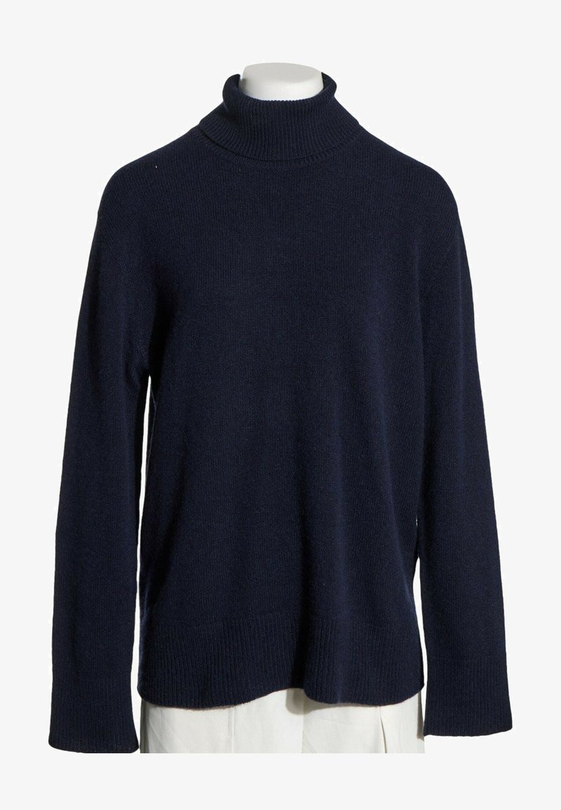 Pull à col roulé bleu marine à manches longues avec poignets, ourlet et col côtelés, présenté sur un torse de mannequin blanc.