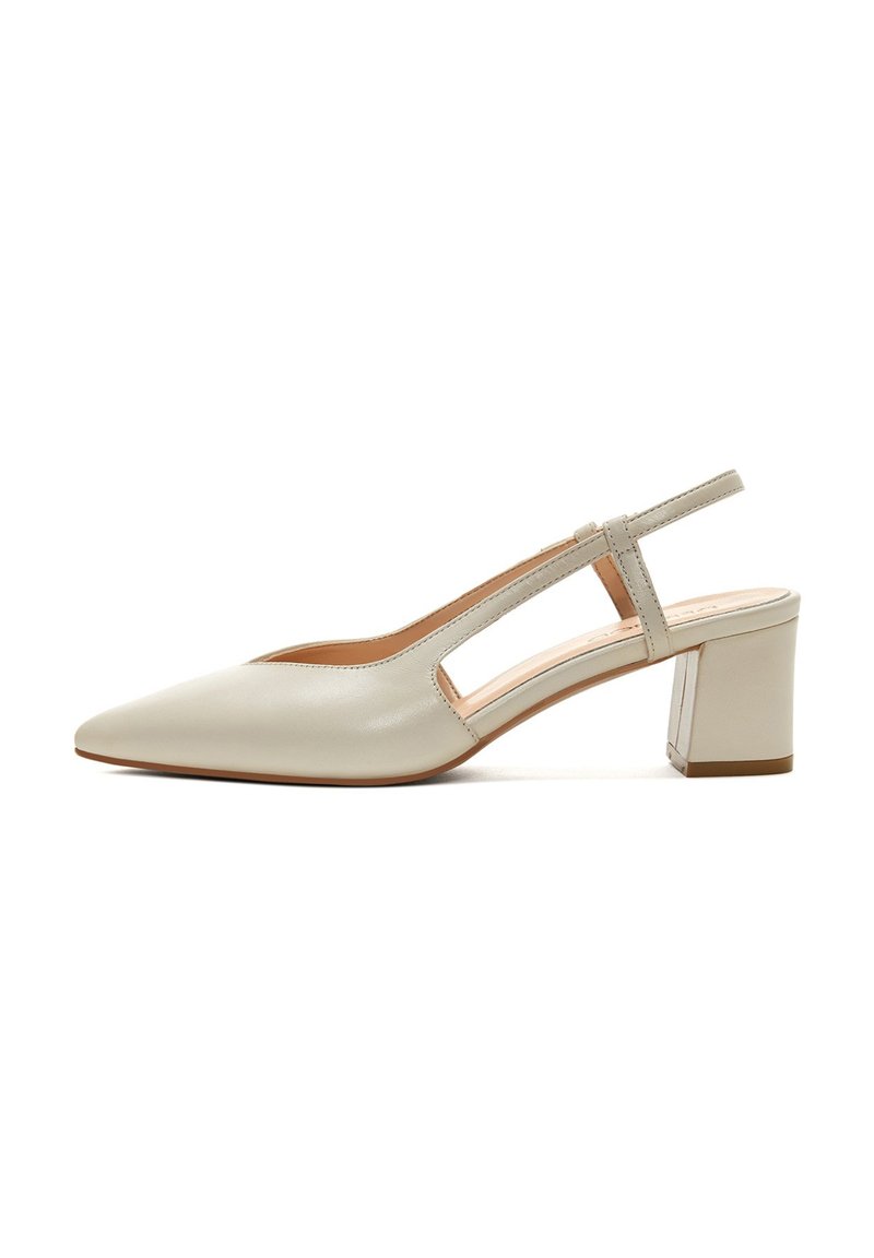 Beige Leder Slingback-Schuh mit spitzer Zehe und Ausschnitt-Design. Verfügt über einen Blockabsatz und minimale Nähdetails.