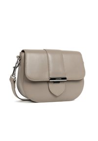 Borsa a tracolla in pelle color taupe chiaro con pattina, chiusura argento e tracolla regolabile su uno sfondo bianco.