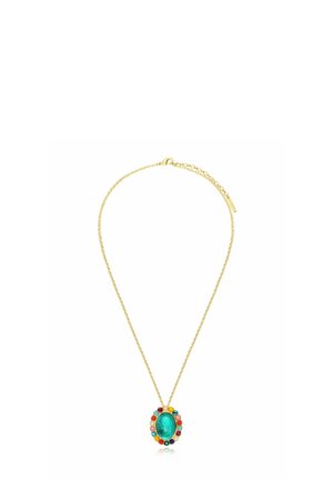 Collier en chaîne dorée avec pendentif ovale en turquoise entouré de petites pierres multicolores sur fond blanc.