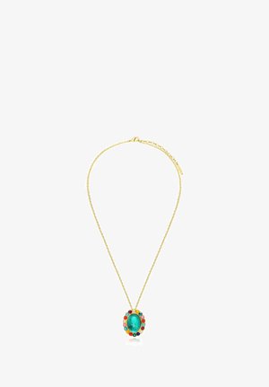 Collier en chaîne dorée avec pendentif ovale en turquoise entouré de petites pierres multicolores sur fond blanc.
