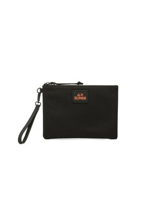 Pochette nera con cerniera, cinturino da polso e toppa con logo SUN68 arancione sul davanti.