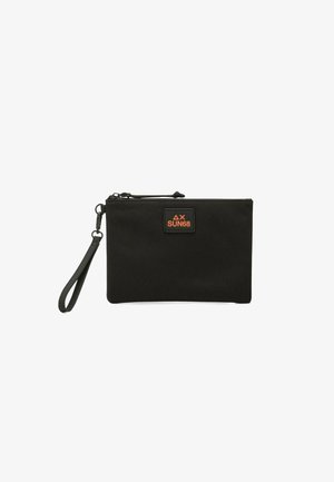 Pochette nera con cerniera, cinturino da polso e toppa con logo SUN68 arancione sul davanti.