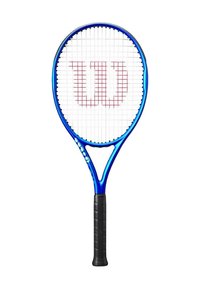 Blauwe tennisracket met een rechthoofd, witte snaren en een prominent rood "W" logo. Gevoerde zwarte grip. Lichtgewicht metalen frame.