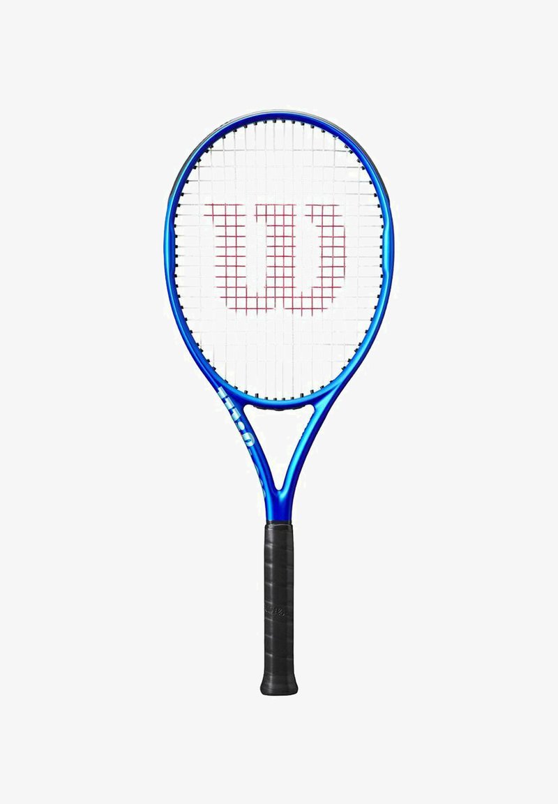 Blauwe tennisracket met een rechthoofd, witte snaren en een prominent rood "W" logo. Gevoerde zwarte grip. Lichtgewicht metalen frame.