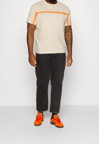 Calvin Klein Jeans Plus Triko s potiskem - beige