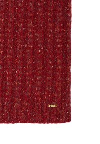 Rød strikket tørklæde lavet af tekstureret garn, med et ribbet mønster og en lille guld-logo detalje. Blødt og varmt, ideelt til koldt vejr.