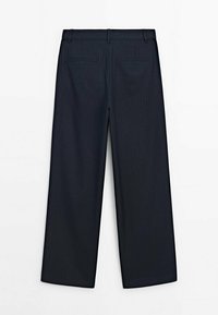 Pantalon large bleu marine en tissu texturé, avec un motif à fines rayures, deux poches arrière et une ceinture standard.