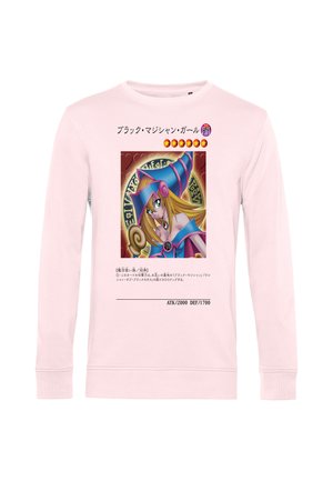Jasnoróżowa koszula z długim rękawem z postacią Dark Magician Girl w stylu anime oraz japońskim tekstem przypominającym wzór karty kolekcjonerskiej z przodu.